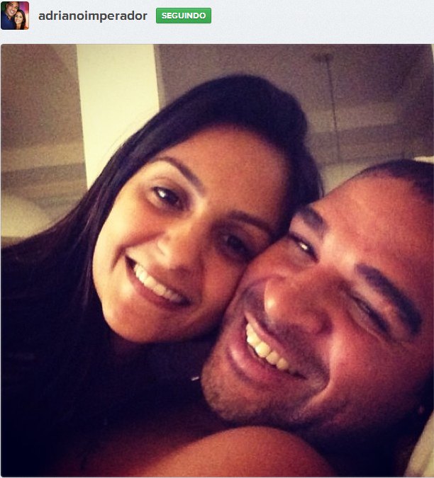 Adriano posta foto abraçado com namorada e se declara: “nada tira nossa paz”